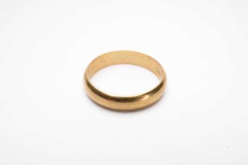 A half round wedding band in 18 carat yellow gold.