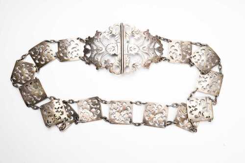 An Edwardian sterling silver belt.