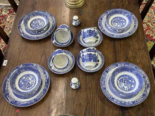 Woods Ware 'Willow' porcelain dinner setting for eight