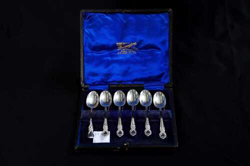 Six English sterling silver teaspoons hallmarked London 1906 and 1907, weight 89g