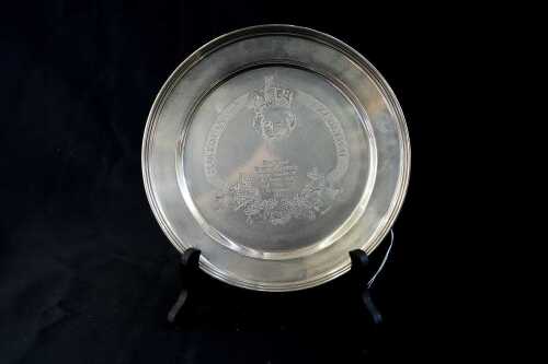 An English sterling silver commemorative plate, 361g.