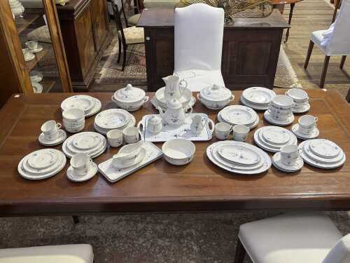 Villeroy and Boch Vieux Luxembourg porcelain dinner setting for eight
