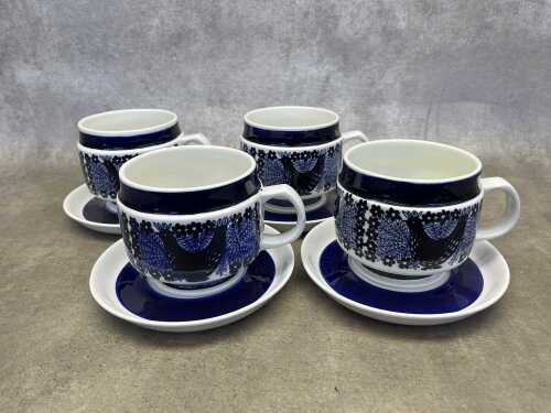 Four Arabia Sinilintu breakfast cups