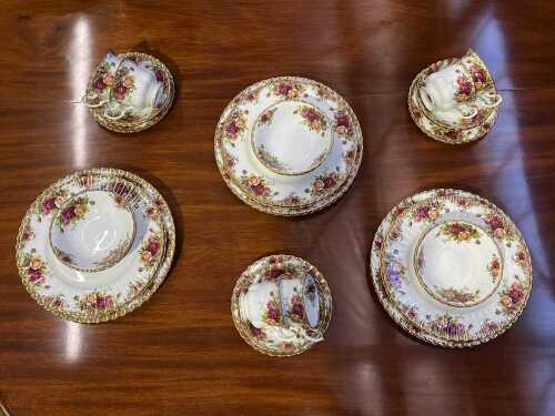A Royal Albert 'Old Country Roses' porcelain dinner setting for six