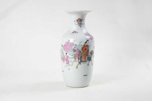 Antique Chinese famille rose porcelain vase, late 19th/early 20th century