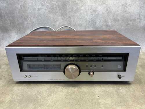 A Luxman stereo radio tuner model T-88V.