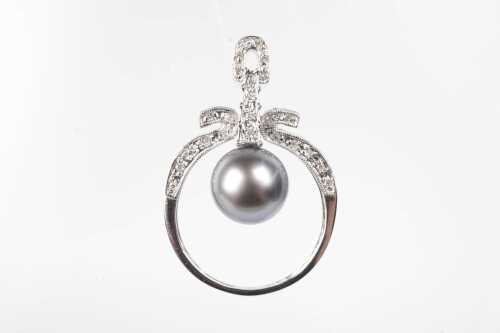 A Tahitian pearl and diamond pendant/ring in 14ct white gold.