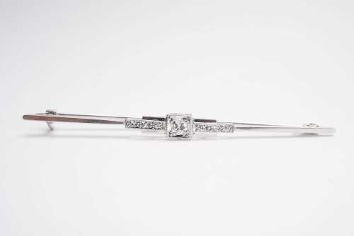A vintage diamond bar brooch in 18ct white gold and platinum.