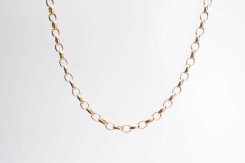An oval belcher link necklace in 9ct yellow gold.