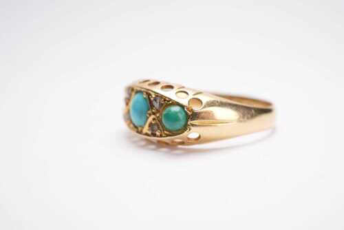 An antique turquoise and diamond ring in 18ct yellow gold