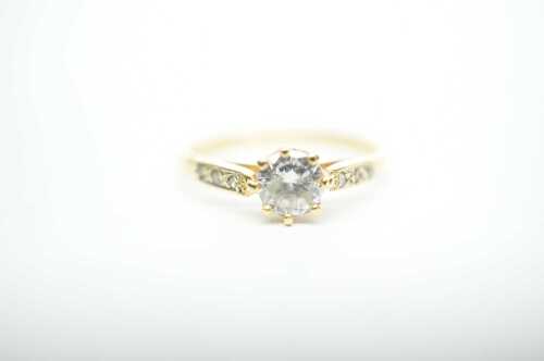 A diamond ring in 18 carat yellow gold.