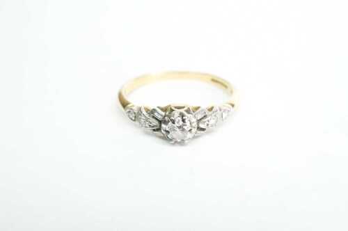 A vintage diamond ring in 18ct yellow gold and palladium.