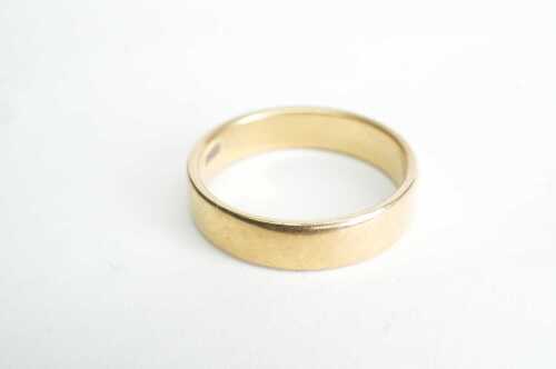 A wedding band in 18ct yellow gold.