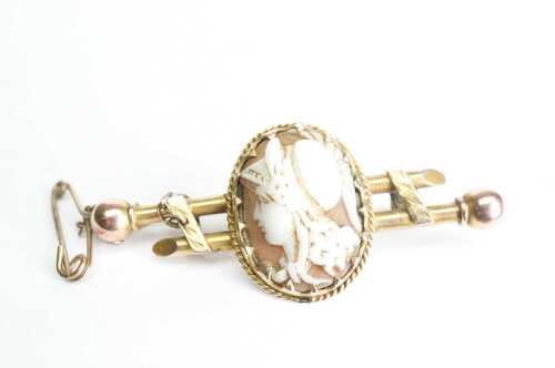 A vintage cameo bar brooch in 9ct yellow gold.