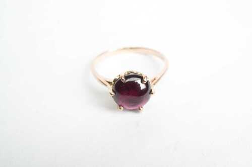 A vintage garnet ring in 9ct yellow gold.