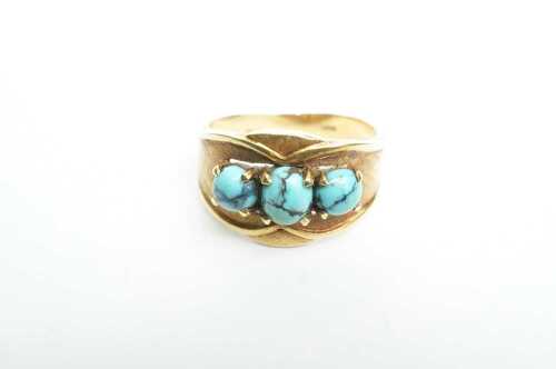 A vintage turquoise ring in 14ct yellow gold.