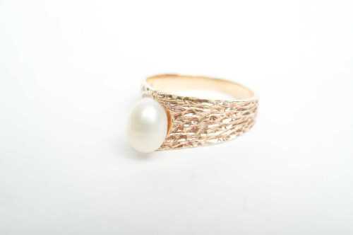 A freshwater pearl ring in 9ct yellow gold.