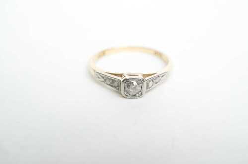 An antique diamond ring in 18ct yellow gold and palladium.