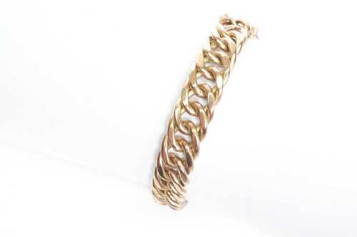 A curb link bracelet in 9ct yellow gold.