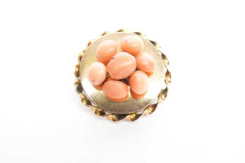 An antique coral brooch in 15ct yellow gold.