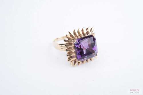 A vintage amethyst cocktail ring in 14ct yellow gold.