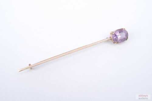 An antique amethyst stick pin in 15ct yellow gold.