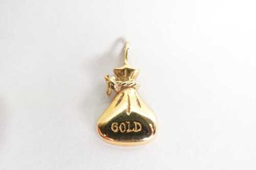 A bag of gold charm in 18ct yellow gold.