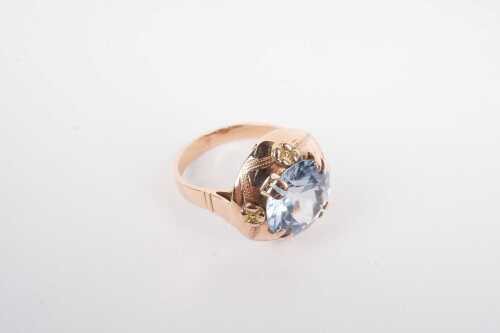 A blue topaz ring in 9ct rose gold.