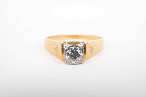 A vintage diamond ring in 18ct yellow gold.