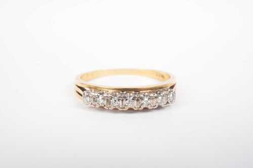 A vintage diamond ring in 18ct yellow gold.