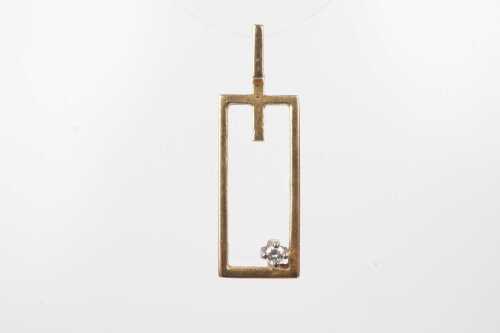 A diamond pendant in 18ct yellow gold.