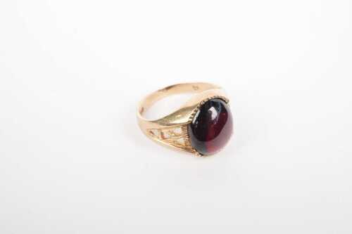 A vintage garnet signet ring in 9ct yellow gold.