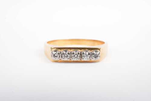 A vintage diamond ring in 18ct yellow gold.
