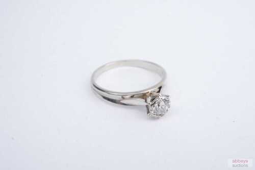 An antique diamond ring in 18ct white gold and palladium.
