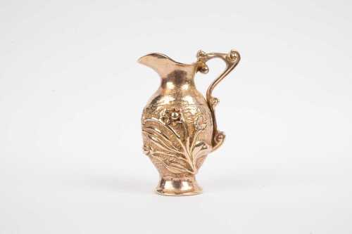 A vintage carved water jug pendant in 9ct yellow gold.