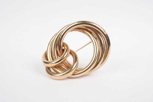 A fancy hollow brooch in 9ct yellow gold.