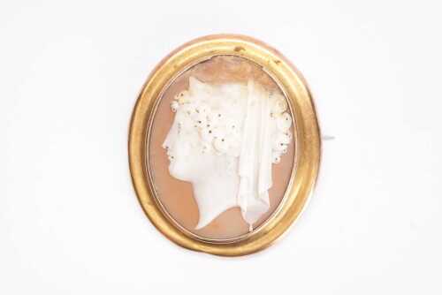 A large hollow vintage cameo brooch in 14ct yellow gold with metal pin.