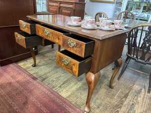 A Georgian walnut desk - 3
