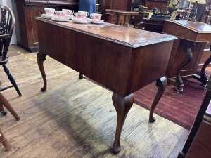 A Georgian walnut desk - 4