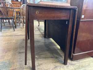 A George III mahogany dropside table - 2