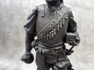 Pair of antique cast spelter musketeer statues - 5