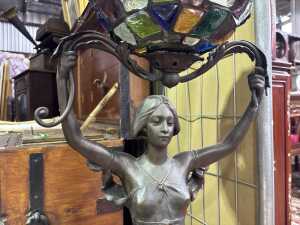 An Art Nouveau cast spelter figural lamp - 3