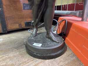 An Art Nouveau cast spelter figural lamp - 4