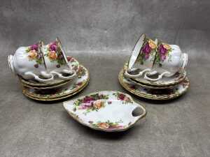 A Royal Albert Old Country Roses porcelain dinner setting for four - 4