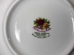 A Royal Albert Old Country Roses porcelain dinner setting for four - 5
