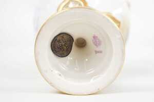 1907 Harry Davis Royal Worcester twin handled and lidded porcelain vase - 5