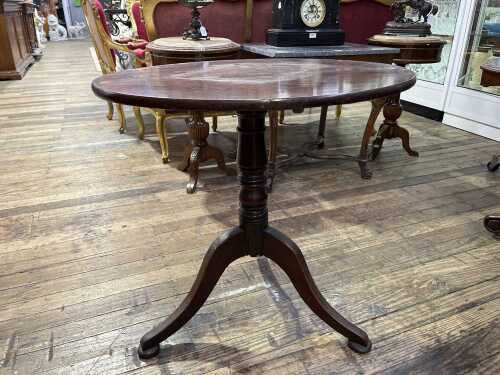 Georgian mahogany tilt top occasional table