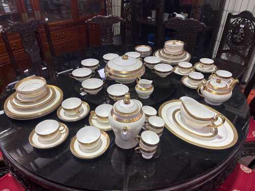 Minton Buckingham porcelain dinner setting for eight