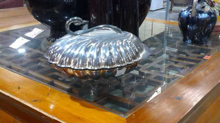 Leonnard Shell Leonard silverplate clam shell with swan handle.